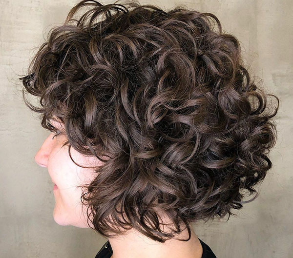 50 Chic and Flattering Hairstyles for Women Over 50 (12)