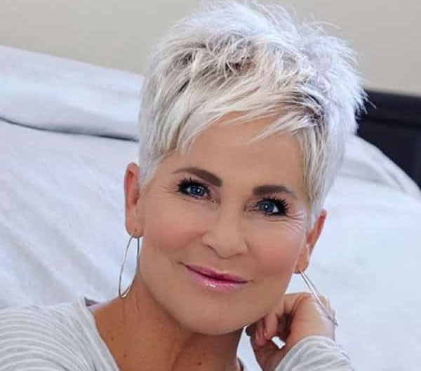 50 Chic and Flattering Hairstyles for Women Over 50 (15)