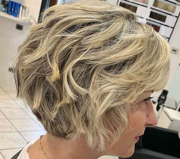 50 Chic and Flattering Hairstyles for Women Over 50 (21)
