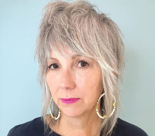 50 Chic and Flattering Hairstyles for Women Over 50 (22)