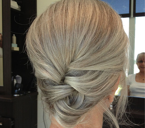 50 Chic and Flattering Hairstyles for Women Over 50 (39)